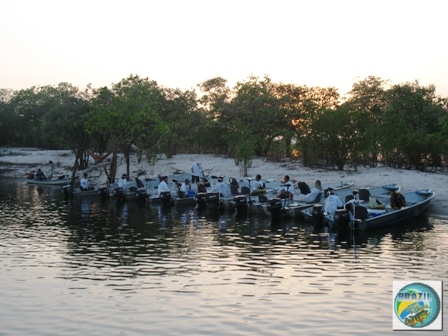 Fotos da cabine de comando e dos equipamentos e pessoal de apoio que acompanham o barco hotel TUMBIRA